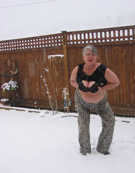 TAC Amateurs are excited to present you with xxx gallery showcasing Girdle Goddess showing superb shape