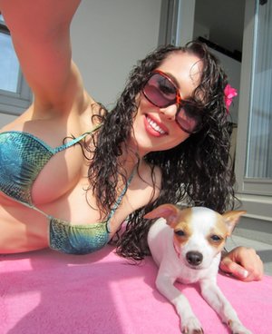 Bellagals are excited to present you with a picture gallery showcasing Katie Banks showing well-done body