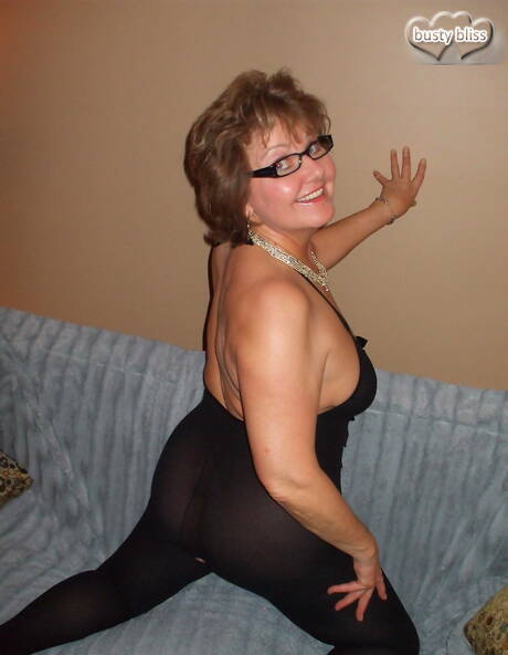 TAC Amateurs invites you to browse their free photos with Busty Bliss in masturbating with dildo